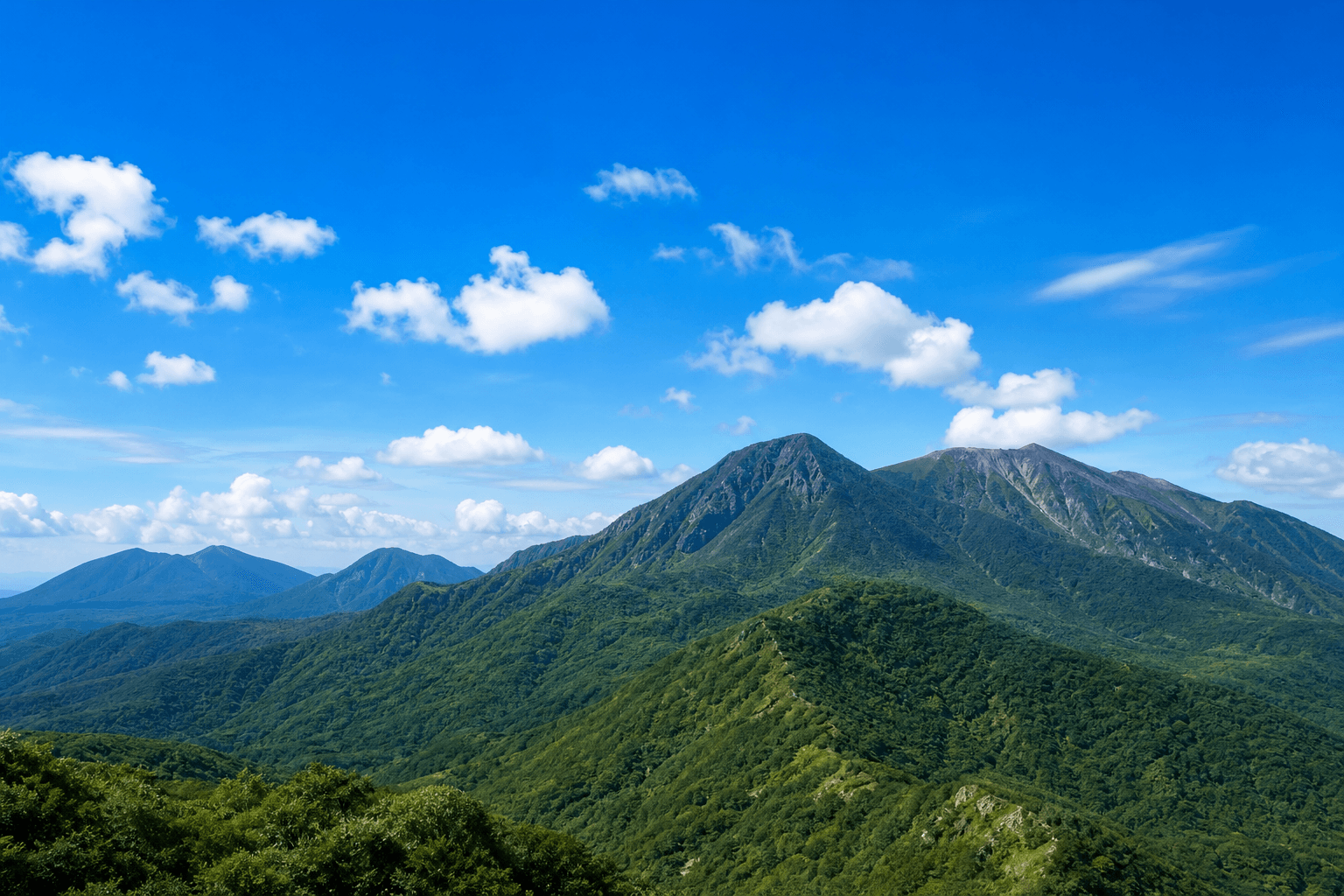 青空と緑豊かな霧島の山並み