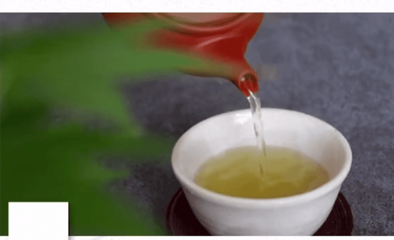 お茶を注ぐシーンやおもてなしの和の風景